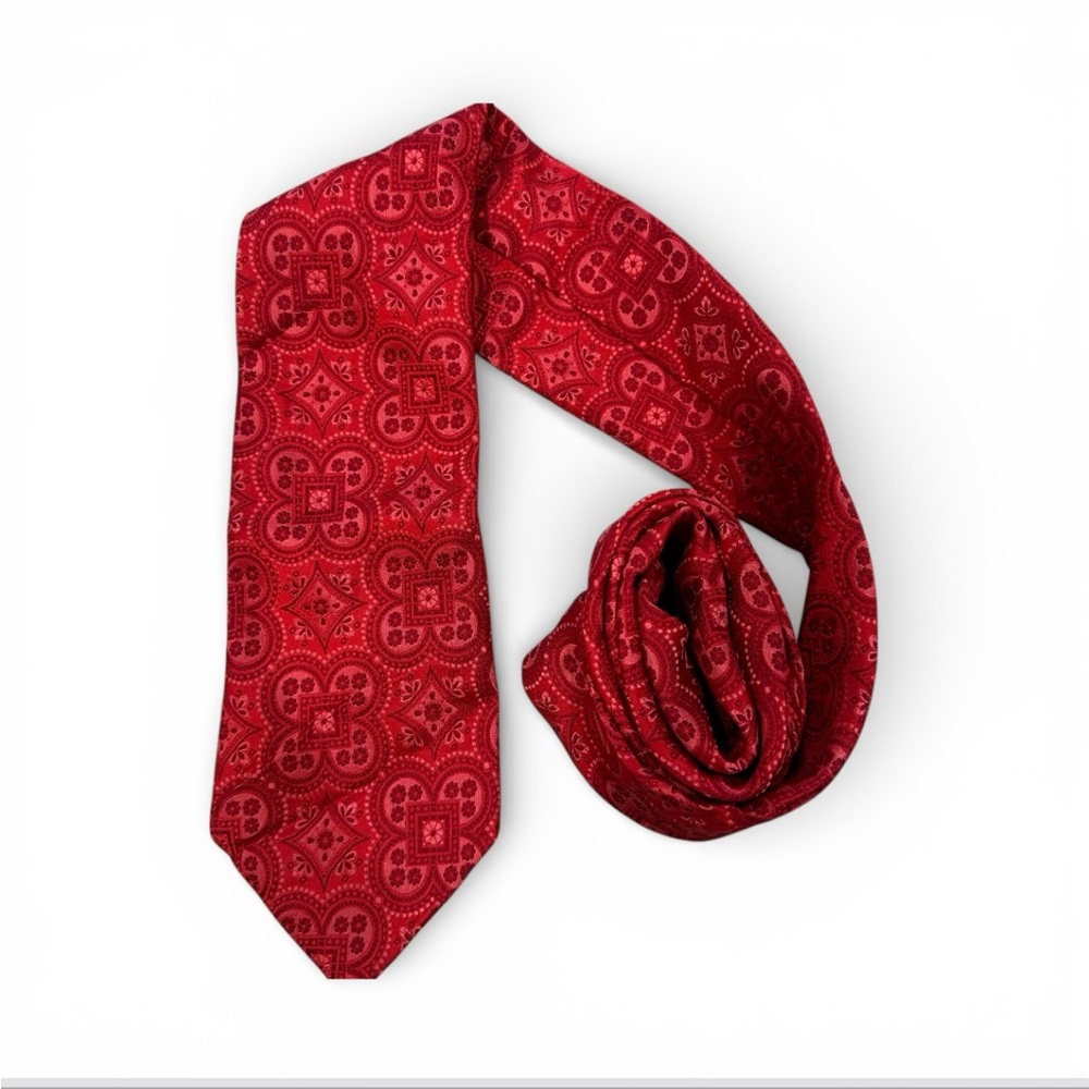HUGO BOSS tie, 100% silk, Zeta pattern, made in Italy, red color.
